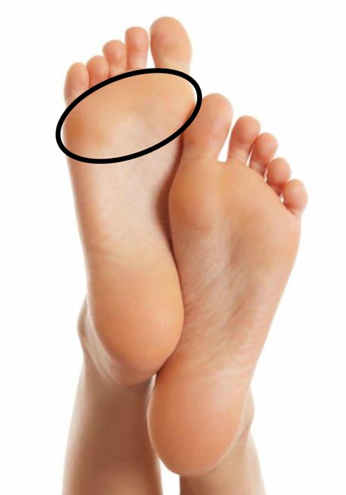 מתונה מתארת על נוחות של כף רגל והכריות מתחת לאצבעות.